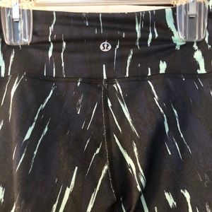 Lululemom 3/4 patterned Wunder Under Crop